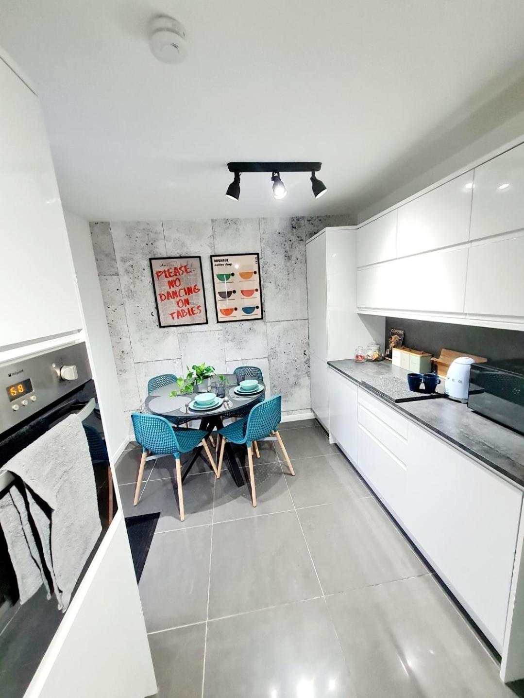 Bright 3Br Walking Distance To Town - Free Parking Apartment Glasgow Luaran gambar