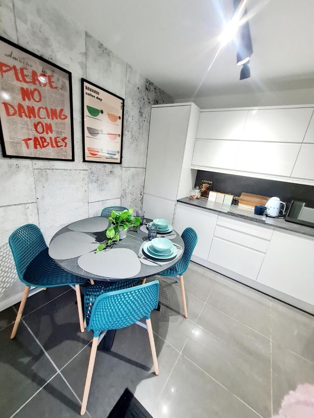 Bright 3Br Walking Distance To Town - Free Parking Apartment Glasgow Luaran gambar