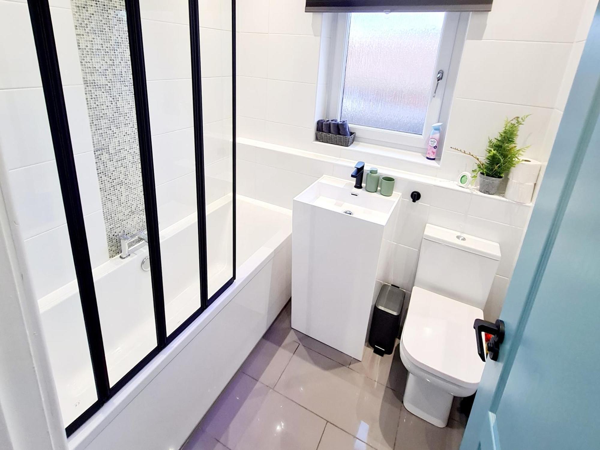 Bright 3Br Walking Distance To Town - Free Parking Apartment Glasgow Luaran gambar